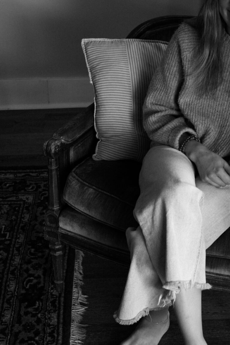 Terapeuta sentada em uma poltrona em um setting terapêutico